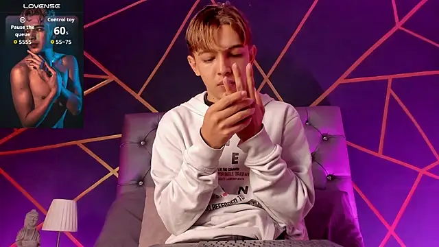 Lian Miller1  online show from April 9, 2026, 12:21 pm