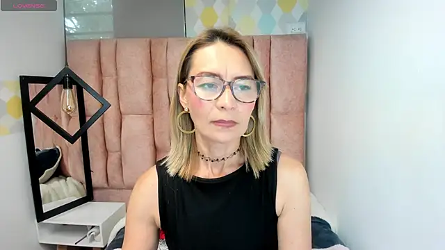 Issa Milf   online show from April 21, 2026, 1:17 pm