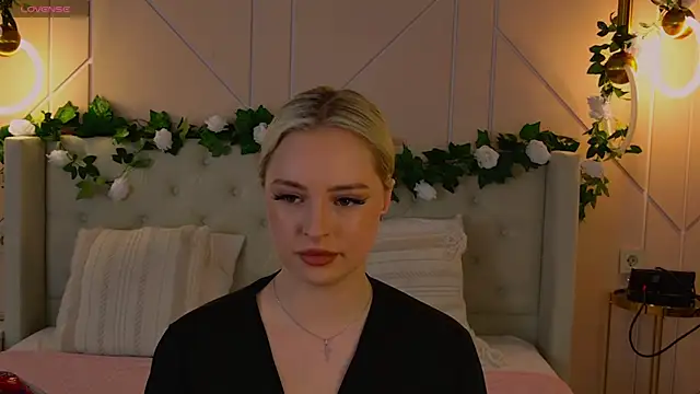 EllyLinn online show from April 10, 2026, 5:06 pm