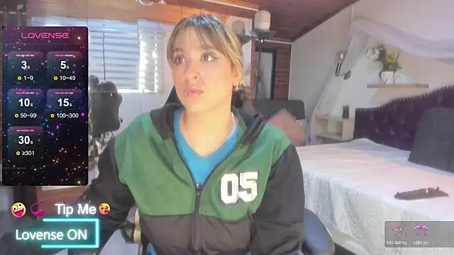 sophialyh 1 online show from May 13, 2026, 1:08 pm