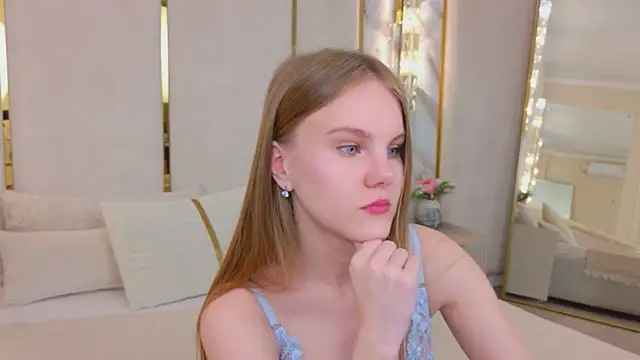 Lili Lohan online show from June 14, 2026, 5:09 am