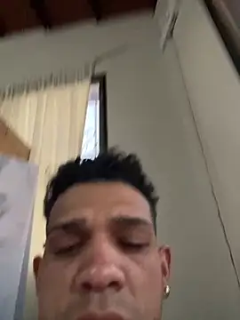Snapshot of Valentino-elTuyo chatting on February 6, 2026, 10:51 am Valentino-elTuyo online show from February 6, 2026, 10:51 am