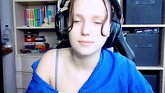 Snapshot of Diana-back chatting on October 6, 2025, 6:33 am Diana-back online show from October 6, 2025, 6:33 am