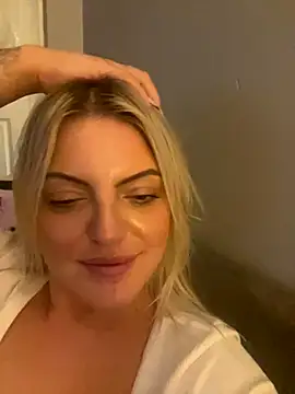 Snapshot of Diamondxoxx chatting on October 8, 2025, 9:45 pm Diamondxoxx online show from October 8, 2025, 9:45 pm