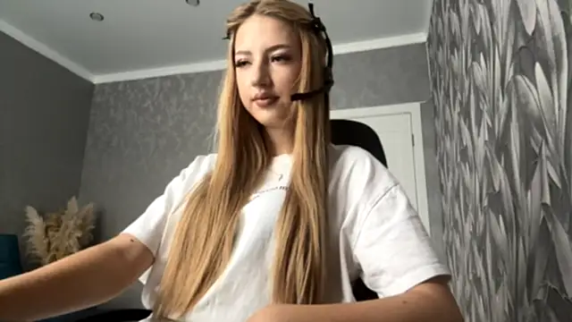 Snapshot of HollyCroker chatting on October 9, 2025, 7:17 am HollyCroker online show from October 9, 2025, 7:17 am