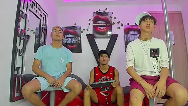 Snapshot of VERY_HOT_GUYS chatting on October 1, 2025, 1:33 am VERY HOT GUYS online show from October 1, 2025, 1:33 am