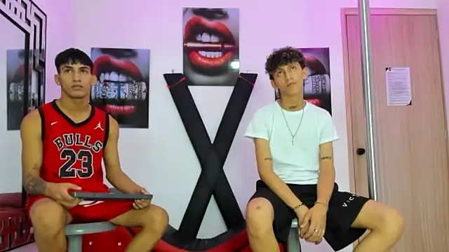 Snapshot of VERY_HOT_GUYS chatting on October 18, 2025, 1:30 am VERY HOT GUYS online show from October 18, 2025, 1:30 am