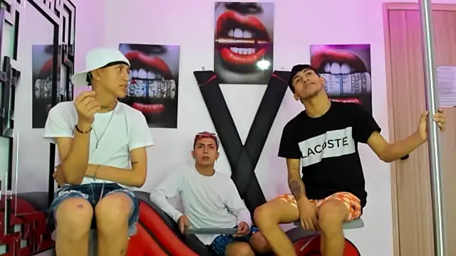 Snapshot of VERY_HOT_GUYS chatting on October 22, 2025, 1:17 am VERY HOT GUYS online show from October 22, 2025, 1:17 am