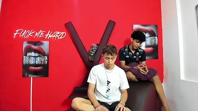 Snapshot of VERY_HOT_GUYS chatting on April 4, 2026, 7:33 pm VERY HOT GUYS online show from April 4, 2026, 7:33 pm