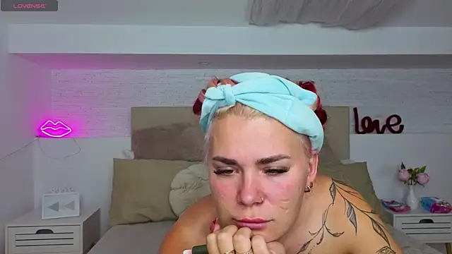 Snapshot of Naughty_kittyy1 chatting on October 10, 2025, 6:01 am Naughty kittyy1 online show from October 10, 2025, 6:01 am