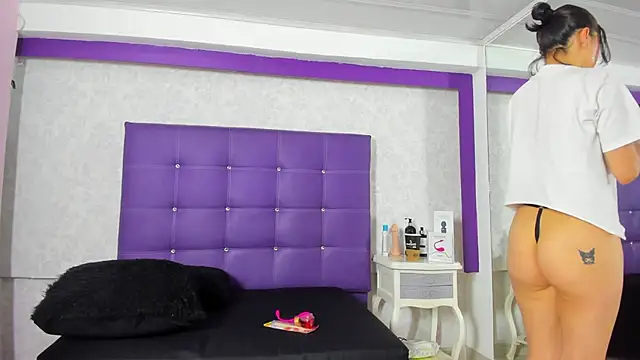 LeaMoreau22 online show from October 12, 2025, 12:15 pm