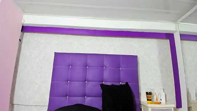 LeaMoreau22 online show from October 21, 2025, 11:00 am