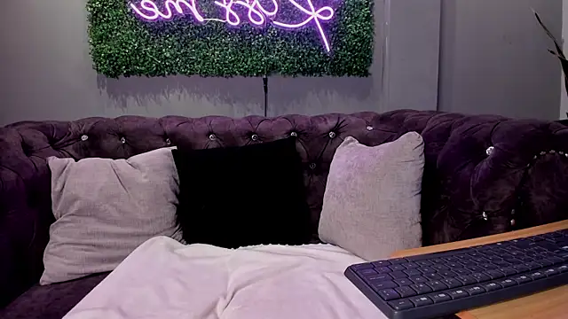 scarlettvelvet  online show from October 27, 2025, 6:01 pm