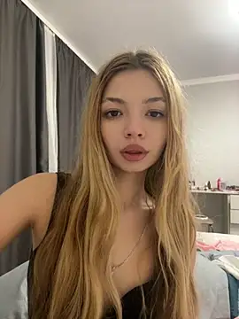  Siennaaa  online show from November 28, 2025, 8:55 pm