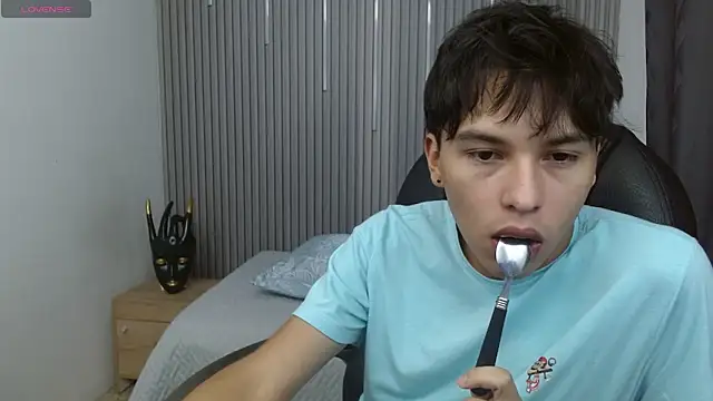 StiwenTwink online show from March 17, 2026, 12:08 pm