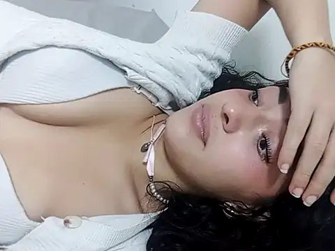 JuliethaFox online show from May 16, 2026, 7:34 pm