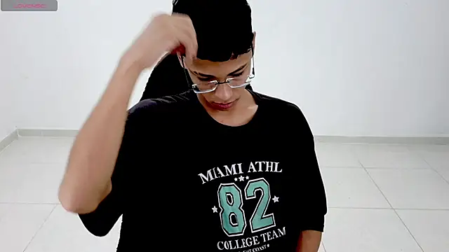 Im david02 online show from April 14, 2026, 2:23 pm