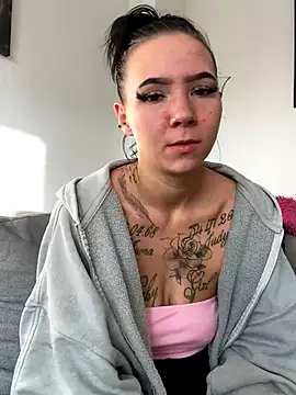 YoungZoexx online show from October 9, 2025, 7:28 am