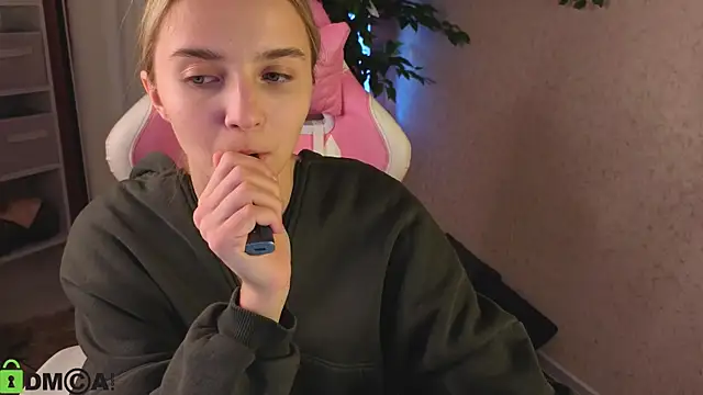 L1na Reeds online show from April 9, 2026, 1:16 am