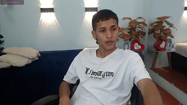 Snapshot of LiamBlack16 chatting on October 14, 2025, 1:01 pm LiamBlack16 online show from October 14, 2025, 1:01 pm