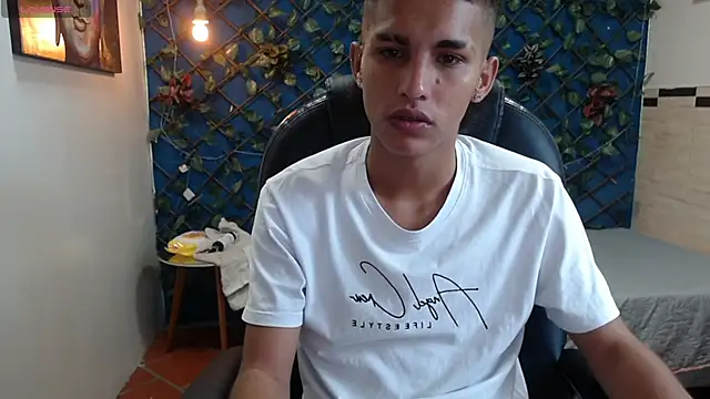 Snapshot of LiamBlack16 chatting on October 23, 2025, 12:15 pm LiamBlack16 online show from October 23, 2025, 12:15 pm