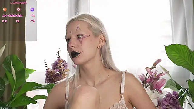 Snapshot of RanyThomson chatting on October 18, 2025, 8:04 am RanyThomson online show from October 18, 2025, 8:04 am