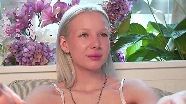 Snapshot of RanyThomson chatting on November 14, 2025, 12:04 pm RanyThomson online show from November 14, 2025, 12:04 pm