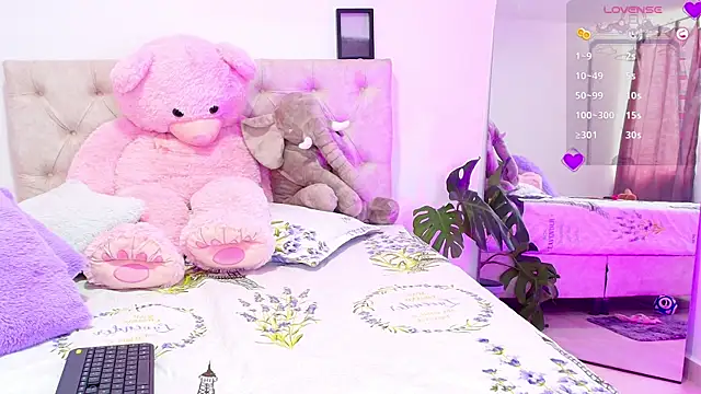 Snapshot of SoofiKiss chatting on October 9, 2025, 8:51 pm SoofiKiss online show from October 9, 2025, 8:51 pm