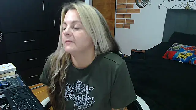 perlagoloza05 online show from November 12, 2025, 3:18 am