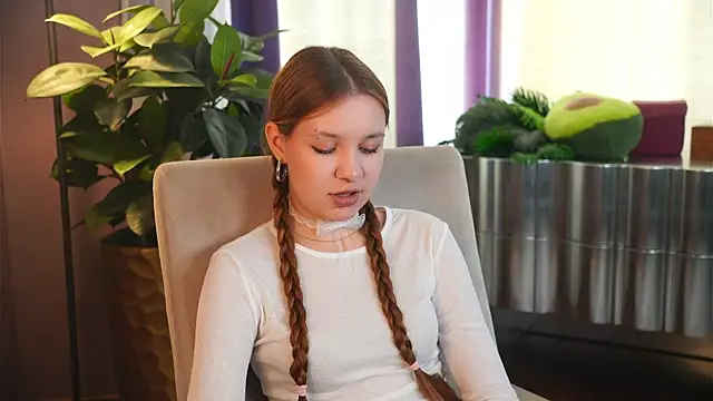 Snapshot of MarindaRuud chatting on October 6, 2025, 11:18 am MarindaRuud online show from October 6, 2025, 11:18 am