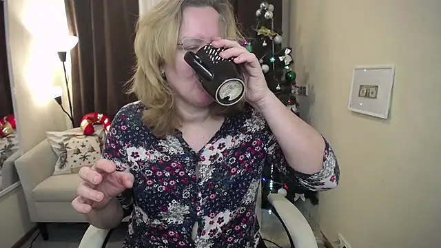 VestaWoody online show from December 1, 2025, 7:35 am