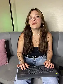 Emmily pink online show from October 8, 2025, 3:37 am