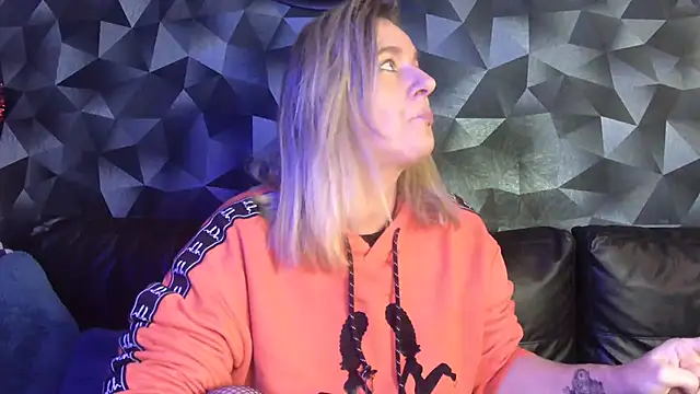 Delichieuse5 online show from November 3, 2025, 8:32 pm