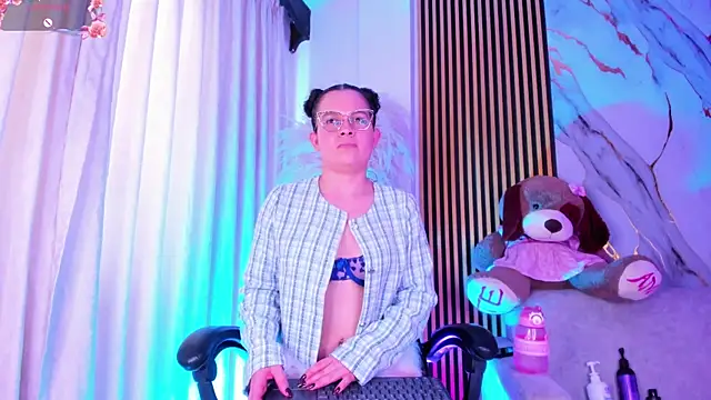 alejagarcia  online show from May 22, 2026, 8:36 pm