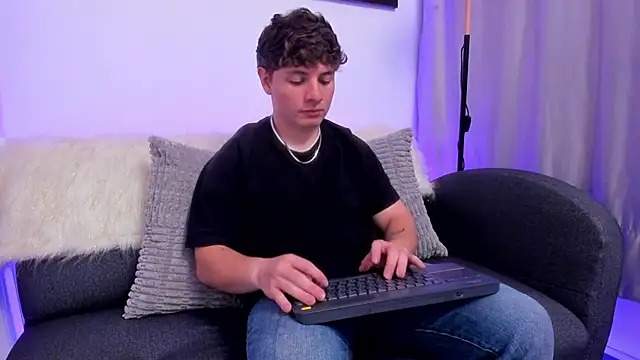 Leoo Miller online show from December 3, 2025, 3:58 am