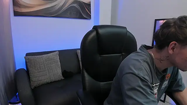 Snapshot of Leoo_Miller chatting on February 1, 2026, 4:33 am Leoo Miller online show from February 1, 2026, 4:33 am