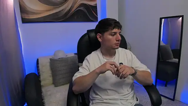 Snapshot of Leoo_Miller chatting on February 6, 2026, 4:28 am Leoo Miller online show from February 6, 2026, 4:28 am