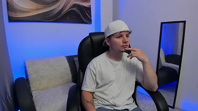 Snapshot of Leoo_Miller chatting on February 13, 2026, 4:19 am Leoo Miller online show from February 13, 2026, 4:19 am