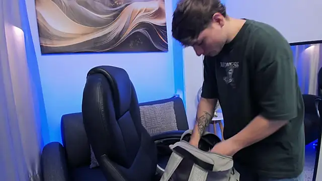 Snapshot of Leoo_Miller chatting on February 15, 2026, 3:47 am Leoo Miller online show from February 15, 2026, 3:47 am