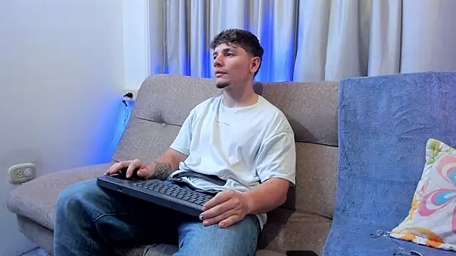 Snapshot of Leoo_Miller chatting on February 28, 2026, 4:24 am Leoo Miller online show from February 28, 2026, 4:24 am