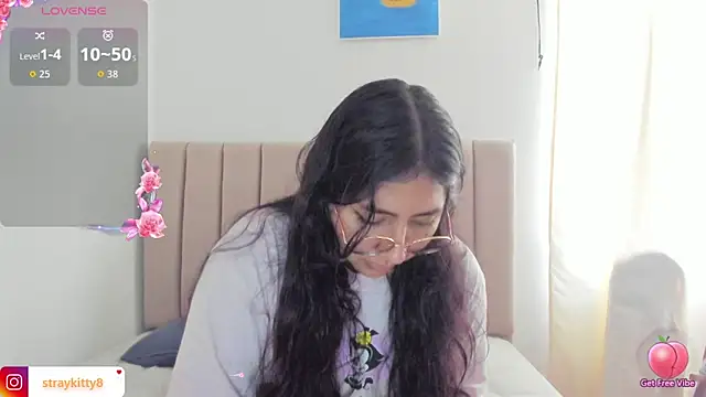 Snapshot of LoveLyy- chatting on October 27, 2025, 8:57 pm LoveLyy- online show from October 27, 2025, 8:57 pm