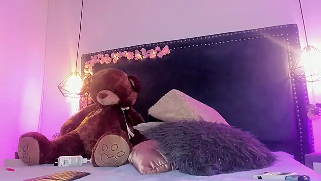 Emma Saylor online show from April 13, 2026, 8:03 pm