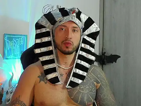 Dave-Max01 online show from October 31, 2025, 11:28 pm