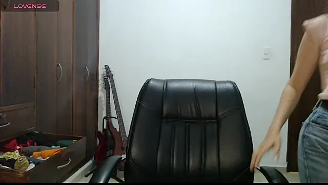 CarlaLorez online show from March 17, 2026, 1:10 am