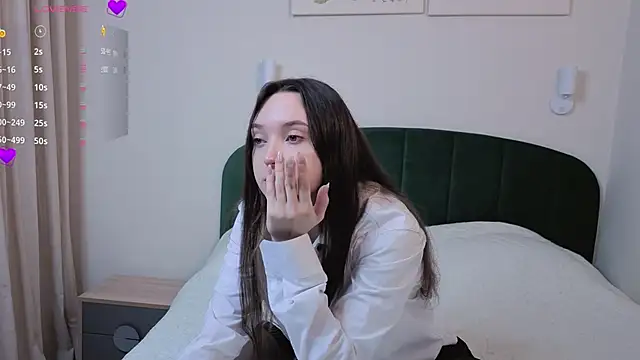 SylviaHamilton online show from November 5, 2025, 6:19 pm