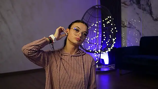 RachelRavee online show from February 10, 2026, 5:22 am