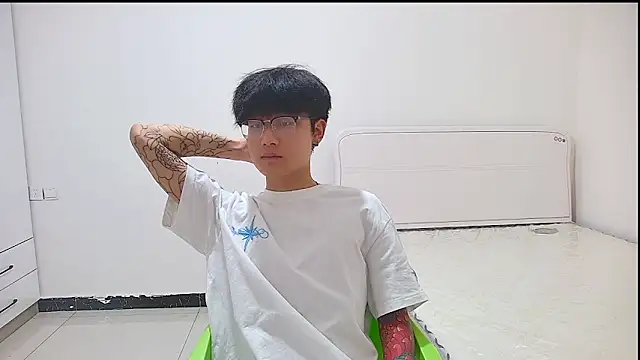KK-cuteboy online show from May 20, 2026, 12:22 pm