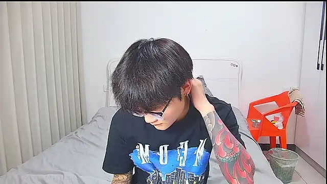 KK-cuteboy online show from May 27, 2026, 1:08 pm