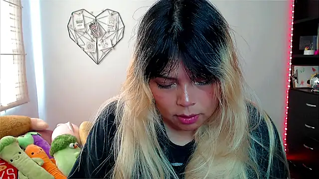 EllieMoonX online show from November 18, 2025, 3:16 pm