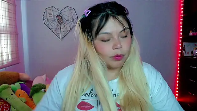 EllieMoonX online show from December 4, 2025, 8:50 pm